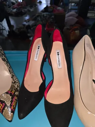 Zapatos de tacón estampados y negros