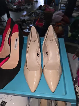 Zapatos de tacón estampados y negros