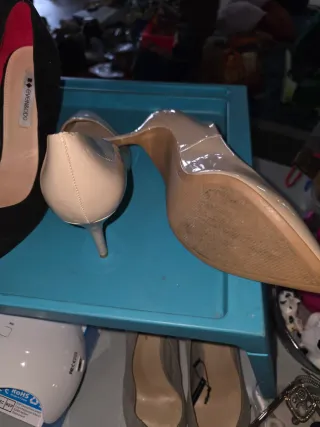 Zapatos de tacón estampados y negros