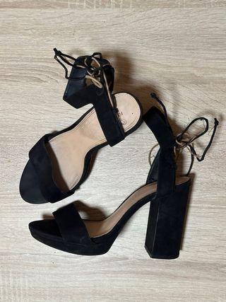 Sandalias Pull&Bear tacón lazo negro T40