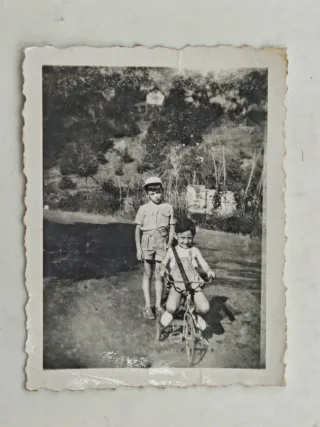 Foto d'epoca bambini con bicicletta anni '40