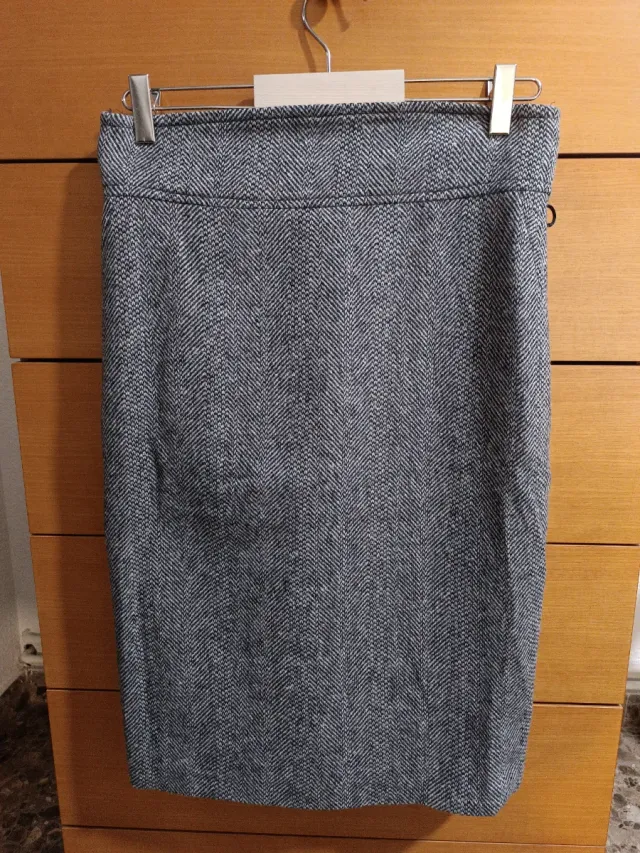 Falda midi Zara gris y negra
