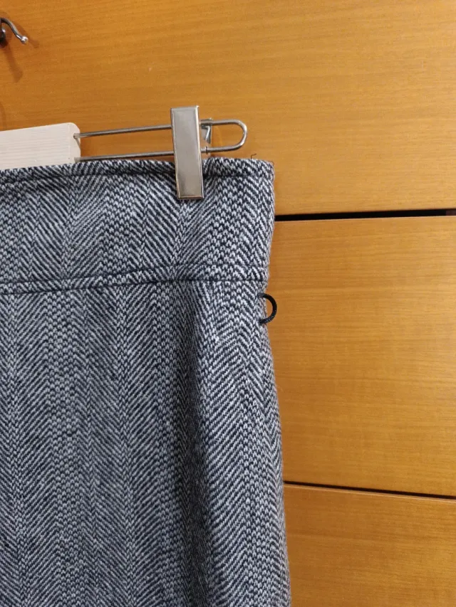 Falda midi Zara gris y negra