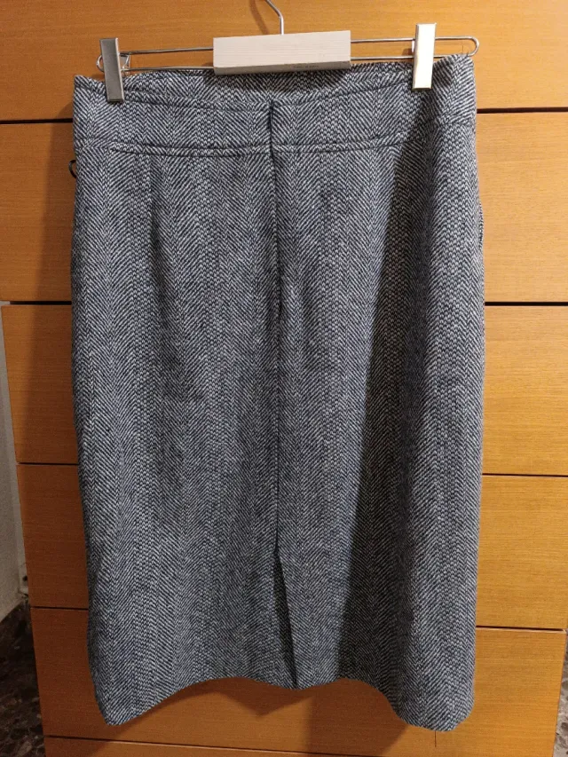 Falda midi Zara gris y negra