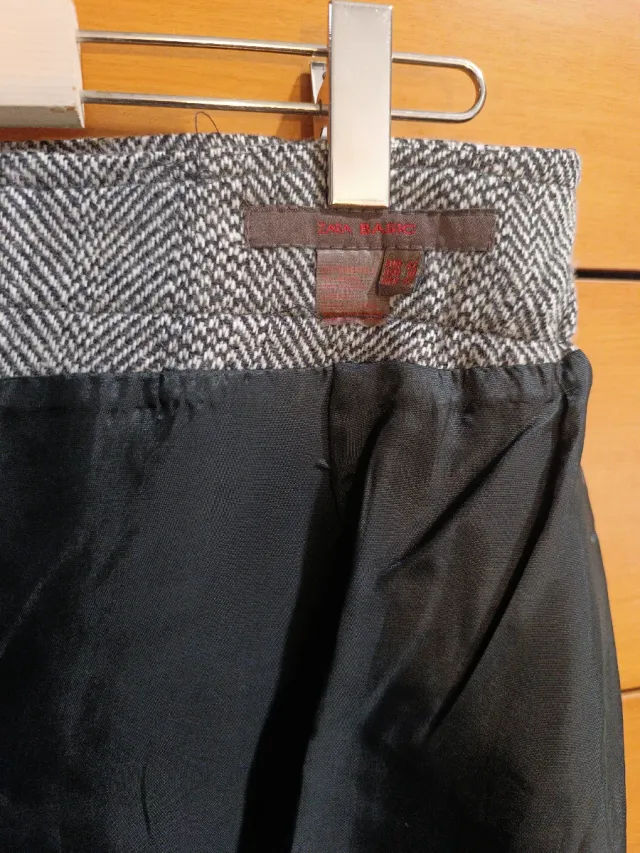 Falda midi Zara gris y negra