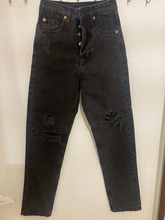 Vaqueros negros rotos