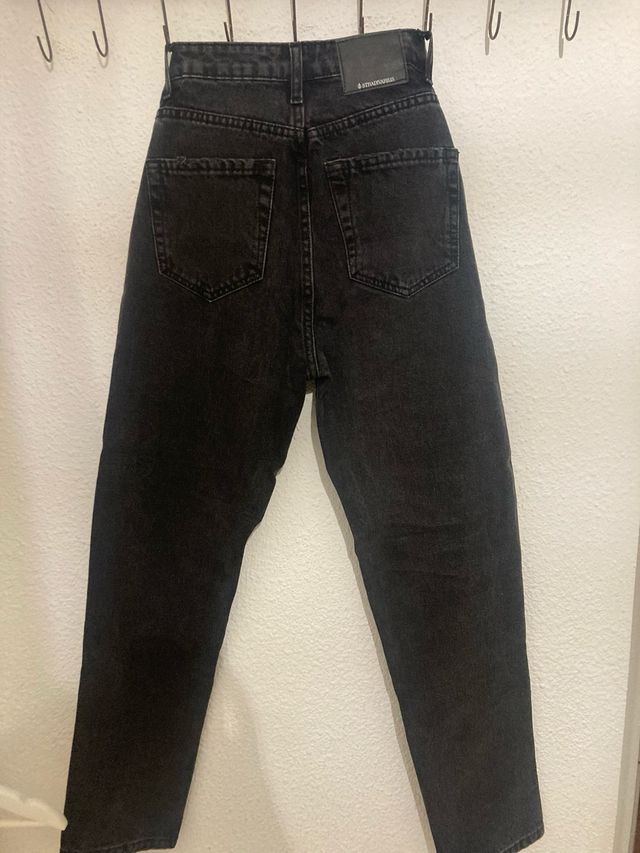 Vaqueros negros rotos