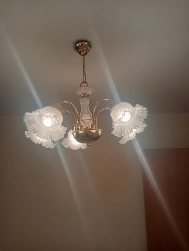 Lámpara vintage dorada y porcelana