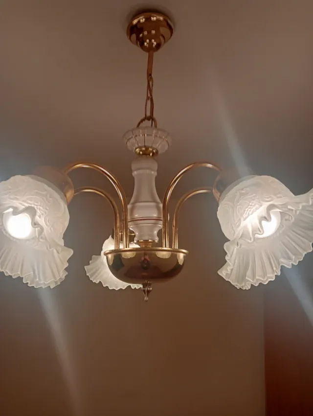 Lámpara vintage dorada y porcelana