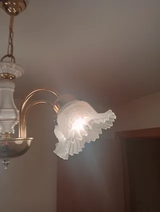 Lámpara vintage dorada y porcelana