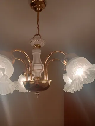 Lámpara vintage dorada y porcelana