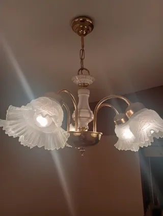 Lámpara vintage dorada y porcelana