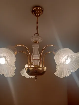 Lámpara vintage dorada y porcelana