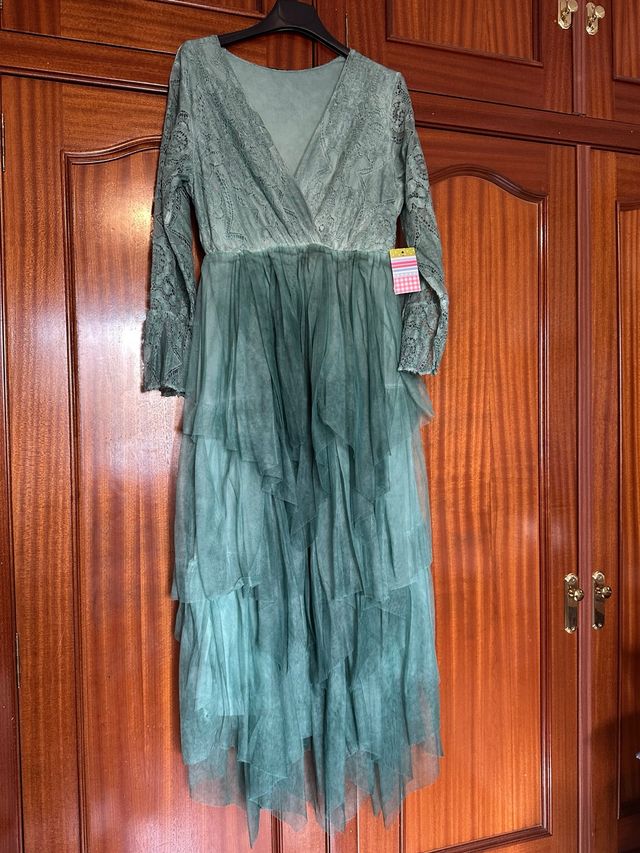 Vestido largo verde con encaje