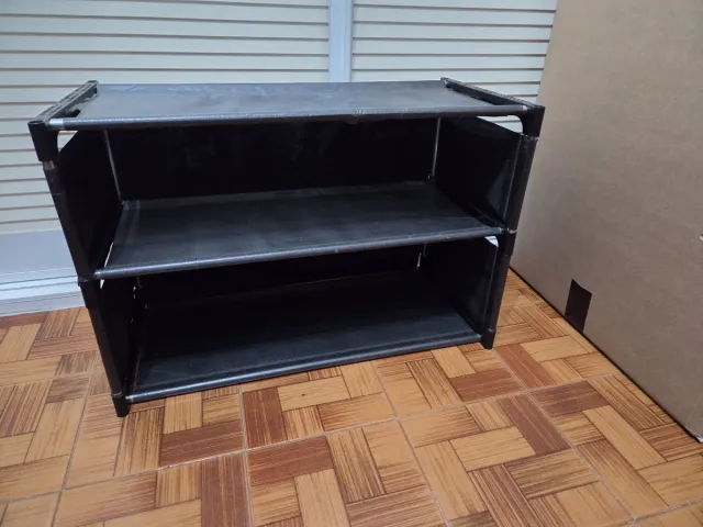 Zapatero de tela y metal negro