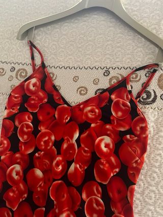 Vestido largo estampado de manzanas.