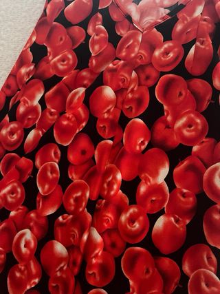 Vestido largo estampado de manzanas.