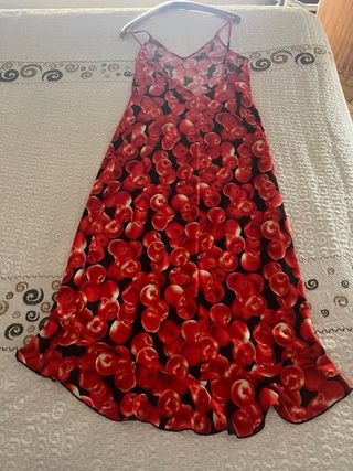 Vestido largo estampado de manzanas.