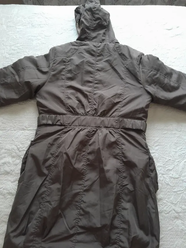 Chaquetón largo grisaceo marrón con cinturón