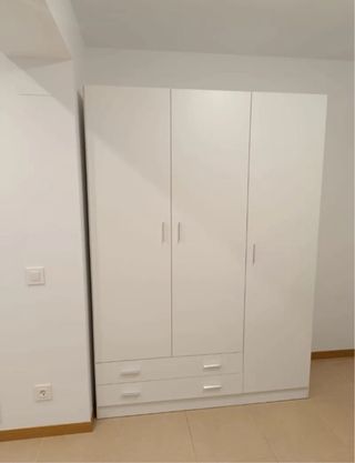 Armario blanco de madera
