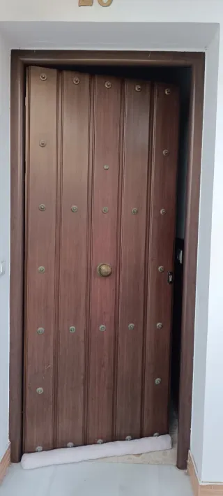 Portón de entrada madera con adornos