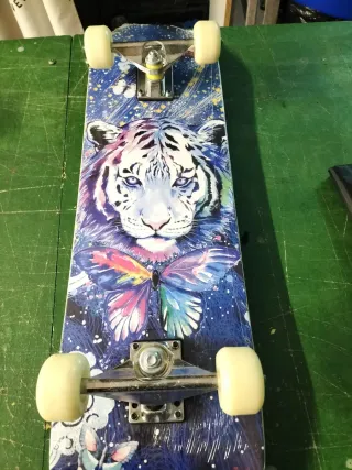 Monopatín con diseño de tigre y mariposa