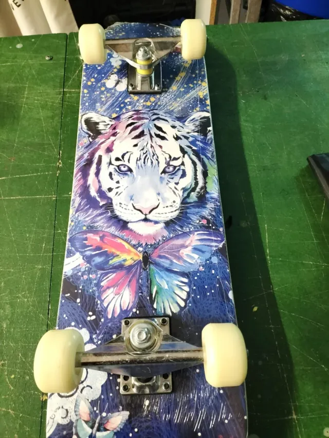 Monopatín con diseño de tigre y mariposa