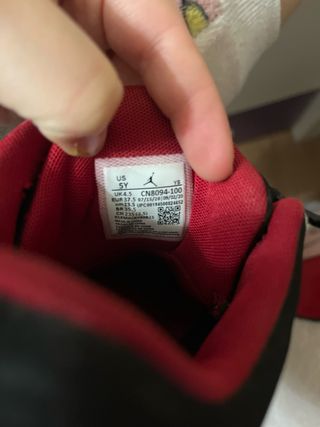 Zapatillas Jordan Negras, Rojas y Blancas