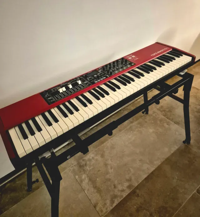 Nord Electro 5D 73 + Soporte y Pedal Sustain