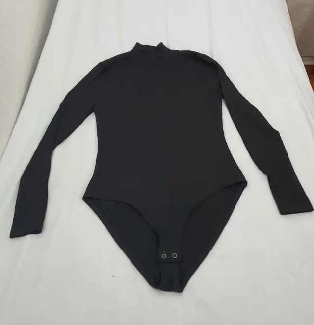 Jersey negro cuello alto manga larga