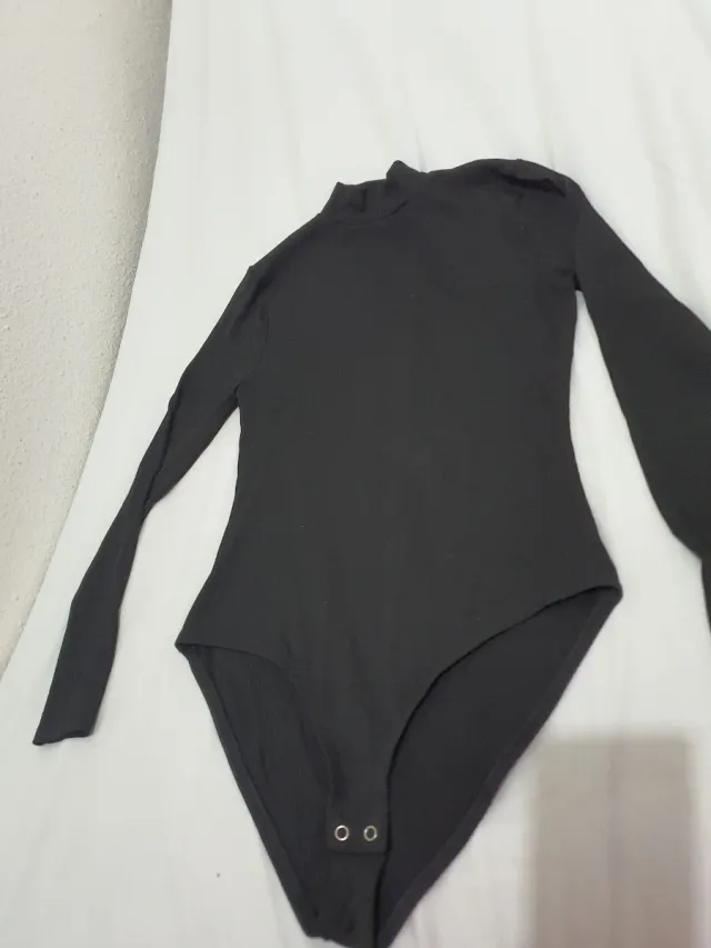 Jersey negro cuello alto manga larga