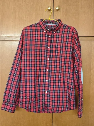 Camisa a cuadros roja y azul