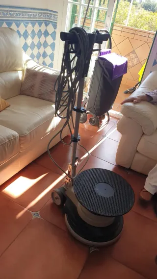 Máquina pulidora y abrillantadora de suelos