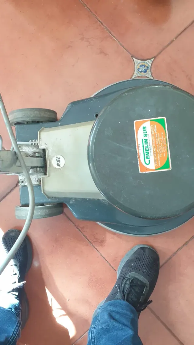 Máquina pulidora y abrillantadora de suelos