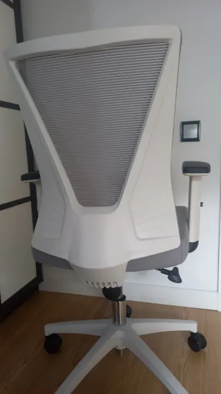 Silla de escritorio ergonómica gris y blanca