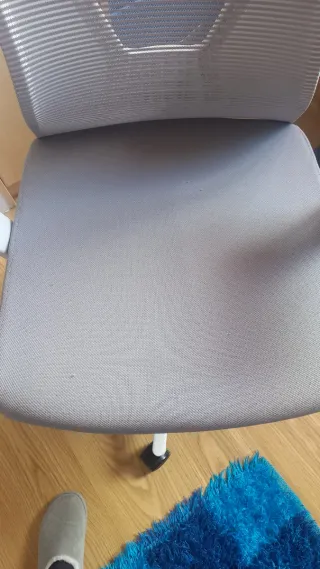 Silla de escritorio ergonómica gris y blanca