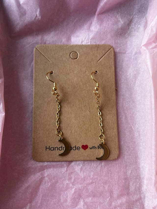 Pendientes artesanales dorados con luna en acero