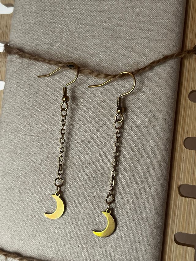 Pendientes artesanales dorados con luna en acero