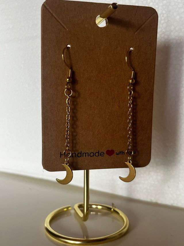 Pendientes artesanales dorados con luna en acero