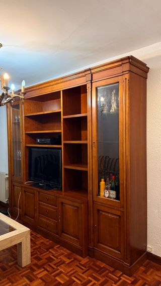Mueble de salón de madera con vitrina