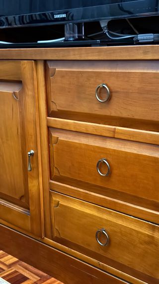 Mueble de salón de madera con vitrina