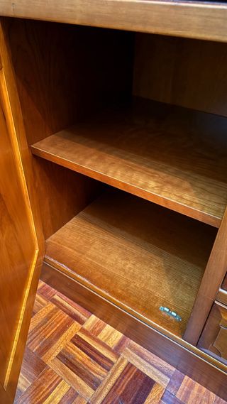 Mueble de salón de madera con vitrina