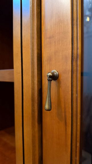 Mueble de salón de madera con vitrina