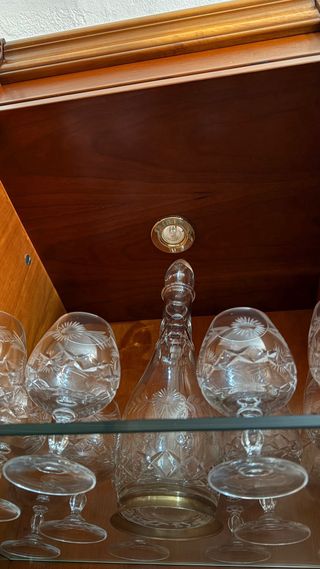 Mueble de salón de madera con vitrina