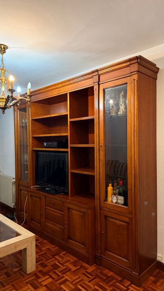 Mueble de salón de madera con vitrina