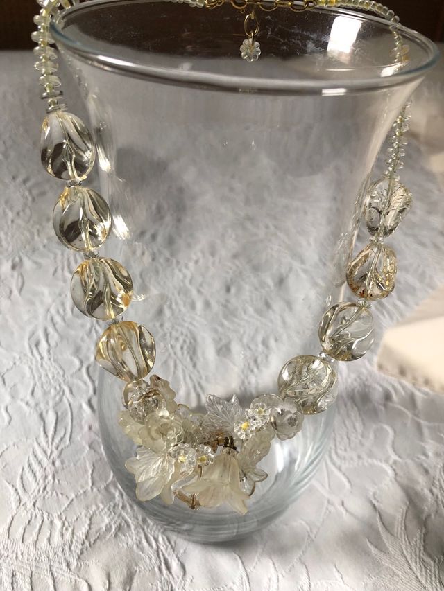 Collar artesanal flores y cuentas doradas