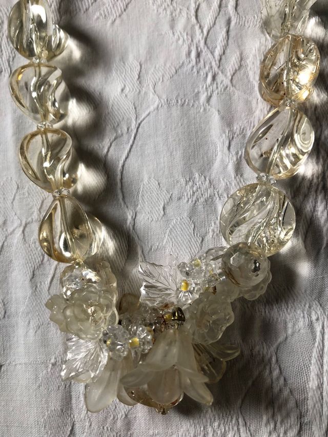 Collar artesanal flores y cuentas doradas