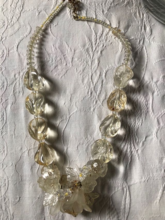 Collar artesanal flores y cuentas doradas