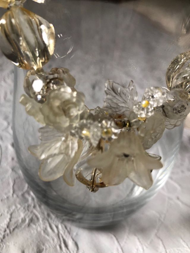 Collar artesanal flores y cuentas doradas