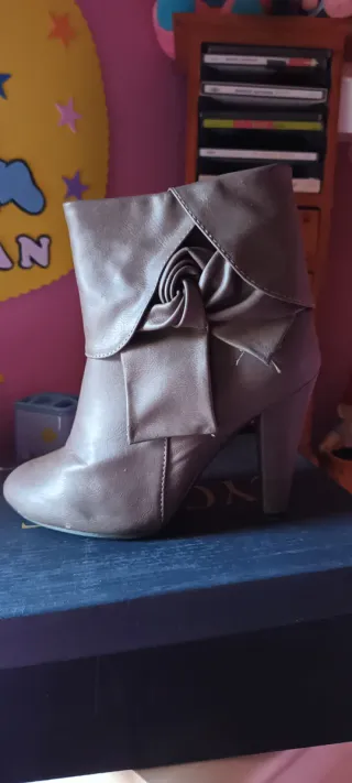 Botín tacón marrón con lazo